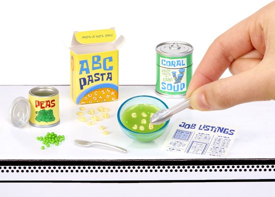 Mini ABC Pasta met lettervormige pasta, erwten en Coral Seaweed Soup in een kom met een lepel en 'Job Listings'-papier.