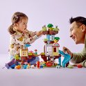 Vader en kind bouwen samen aan de LEGO DUPLO 3in1 Boomhut.