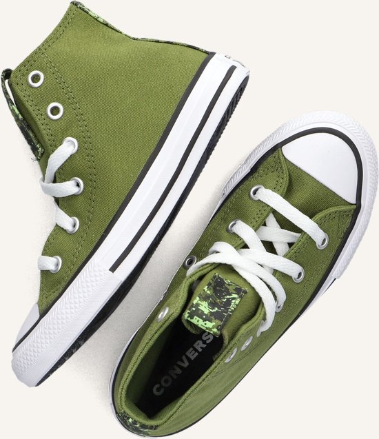 Groene Converse hoge sneakers met witte veters en een digitale camouflageprint op de tong.