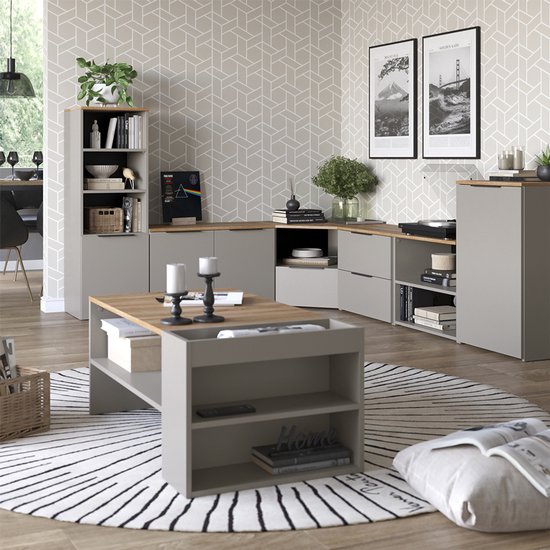 Moderne woonkamer met grijze meubels, houten details, platenspeler en decoratie.