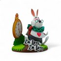 Witte konijn met bril, vest met hart, naast een gele zakhorloge en een bordje 'I'm late, I'm late'.