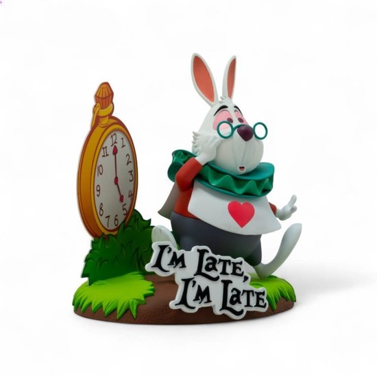 Witte konijn met bril, vest met hart, naast een gele zakhorloge en een bordje 'I'm late, I'm late'.
