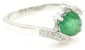 Zilveren ring met een ronde groene steen en witte steentjes op de band, gezien vanaf de zijkant.