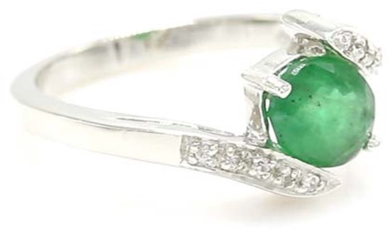 Zilveren ring met een ronde groene steen en witte steentjes op de band, gezien vanaf de zijkant.