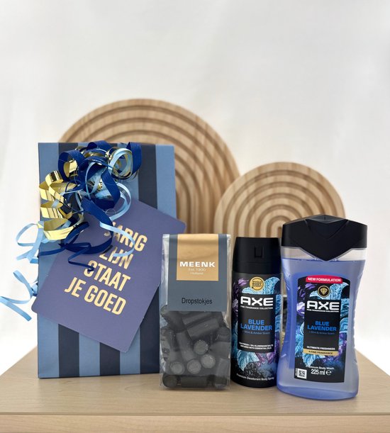 Cadeaupakket met blauw gestreepte cadeaupapier, blauw en goud lint, een kaart met tekst, Dropstokjes en Axe Blue Lavender douchegel en deodorant.