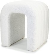 Witte bouclé poef in U-vorm met verticale ribbels.