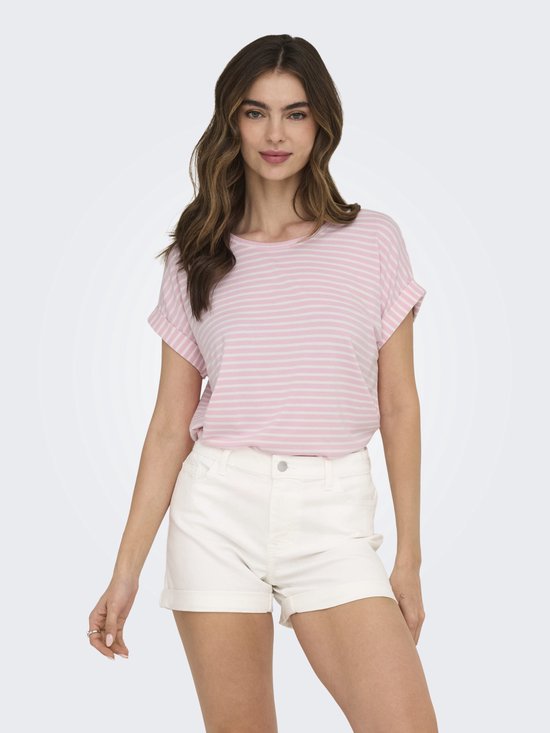 Lichtroze t-shirt met witte strepen en omgeslagen korte mouwen, gedragen door een model met witte shorts.