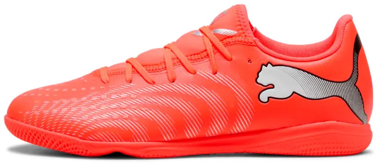 Puma Future 9 Play voetbalschoenen in rood en oranje, EU 38 1/2, met lichtgewicht synthetisch bovenwerk en elastische inst...
