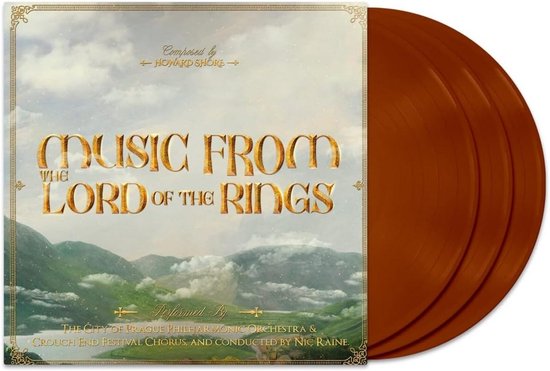 Gouden tekst "Music from the Lord of the Rings" op een hoes met berglandschap. Drie bruine vinylplaten ernaast.