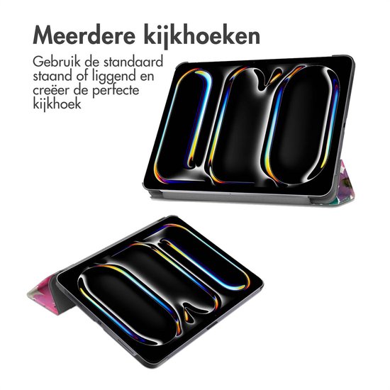 Tablet hoes met bloemenprint in roze en paars, met meerdere kijkhoeken.