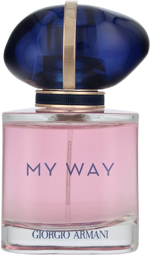 Glazen parfumfles met lichtroze vloeistof, 'MY WAY' en 'GIORGIO ARMANI' in donkerblauwe letters en een blauwe, gouden dop.
