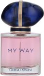 Glazen parfumfles met lichtroze vloeistof, 'MY WAY' en 'GIORGIO ARMANI' in donkerblauwe letters en een blauwe, gouden dop.