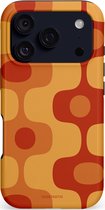 iPhone 14 Pro hoesje met een retro patroon in oranje, rood en geel. Zwarte camera-unit.