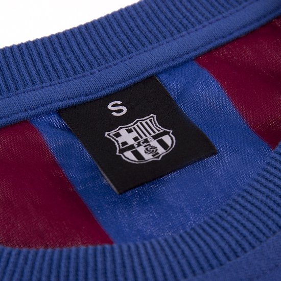 Zwarte label met FC Barcelona logo en maat S op een blauw en rood gestreept shirt.