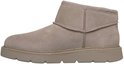 Taupe suède Skechers laars met opgestikte naden en taupekleurige zool.