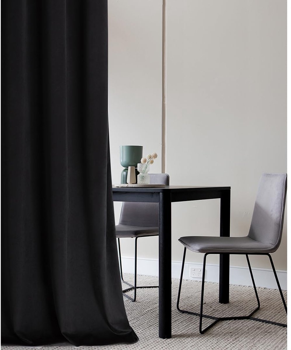 Unyqoos Elegant zwart fluwelen gordijn met plooiband voor sfeervolle interieurs