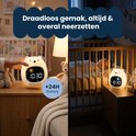 Twee afbeeldingen: links, een hand houdt een witte berenwekker vast; rechts, een gloeiende witte berenwekker staat naast een slapend kind.