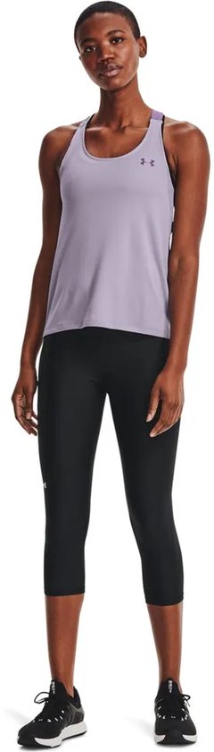 Model in een paarse sporttop en zwarte capri sportbroek met wit Under Armour logo.