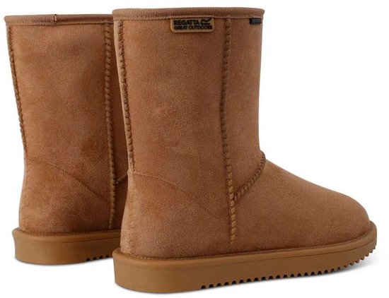 Achterkant van bruine waterdichte laarzen met suède-look, met stiksels en een platte zool.