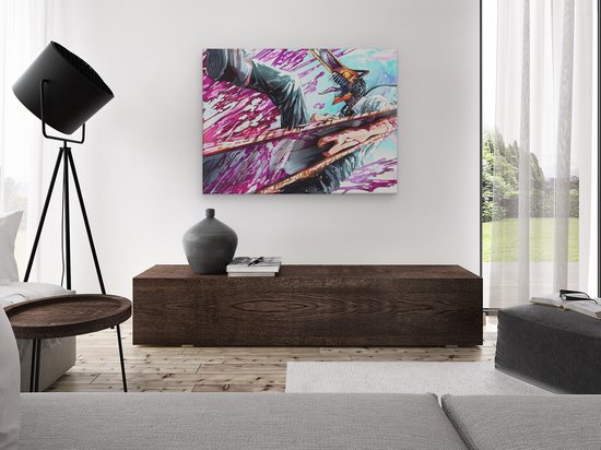 Een woonkamer met een modern interieur, een canvas schilderij van een anime figuur met een kettingzaag boven een houten meubel.