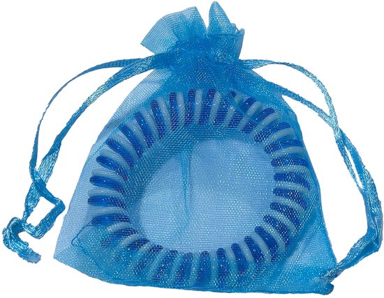 Blauw organza zakje met een blauw-wit gestreept spiraalarmbandje.