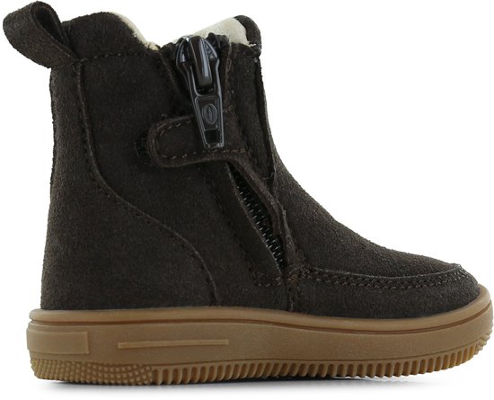 Chelsea boot marron foncé en daim avec fermeture éclair, languette arrière et semelle marron.