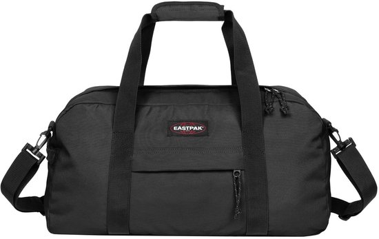 Zwarte Eastpak weekendtas met handvatten, afneembare schouderband en een voorvak met rits.