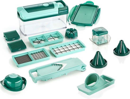 Mintgroene keukenmandoline en diverse snij-inzetstukken op een witte achtergrond.