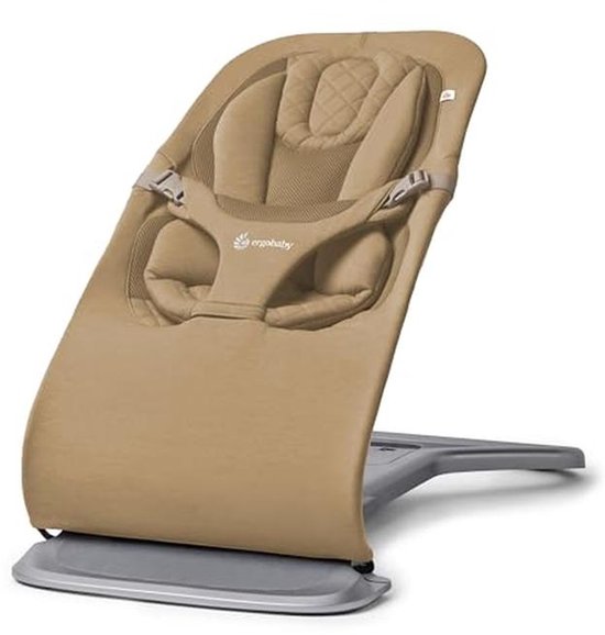 Lege zandkleurige Ergobaby bouncer op een witte achtergrond.