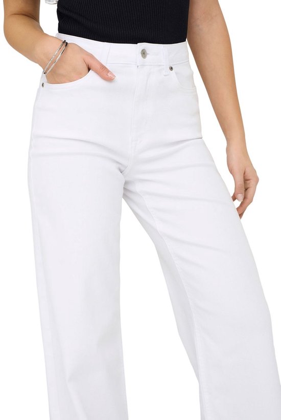 Witte high waist wide-leg jeans met zakken, gedetailleerd met een zilveren armband.