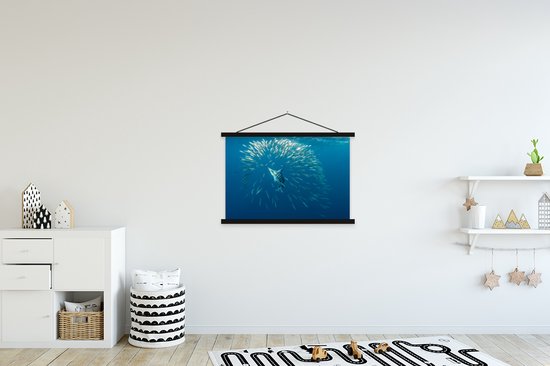 Marlin et un joint entre les sardines affiche textielposter lattes noires 90x60 cm - Tirage photo sur plaque scolaire (décoration murale salon / chambre)