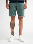 Groene slim fit stretch denim shorts met opgerolde zomen, gedragen door een model met tattoos.