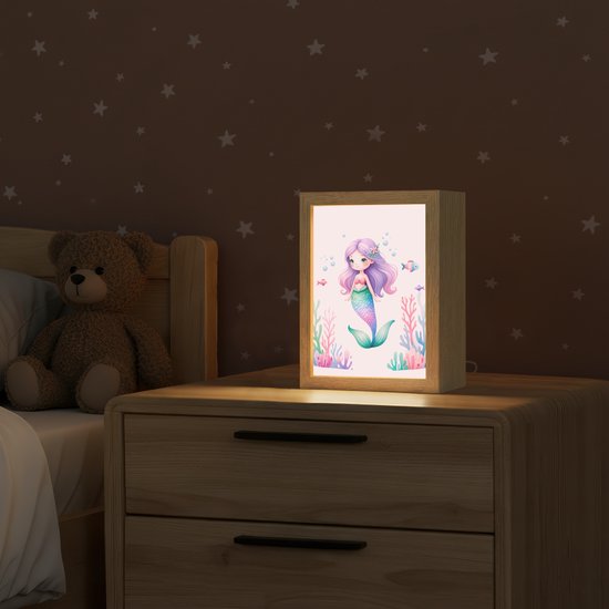 Nachtlampje 15x20 cm - Kinder lampje - Zeemeermin - Paars - Zeedieren - Onderwater - Vissen - Tafellamp kinderkamer - Slaapkamer lamp - Bedlamp kinderen - Kinderlampje stopcontact - Wandlamp babykamer - Nachtlampjes van Apollon Goods — afbeelding 2