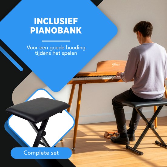 Man speelt op digitale piano met houten afwerking, inclusief pianokruk voor goede houding. Complete set.