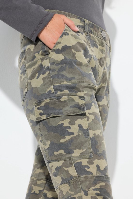 Gedetailleerde cargobroek met camouflageprint, met cargozakken en een hand in de zak.