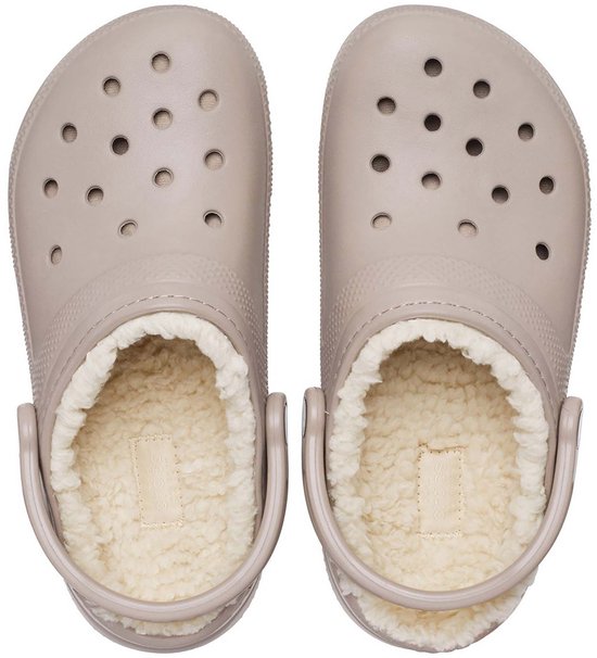 Vue de dessus de deux Crocs doublées en peluche blanche.
