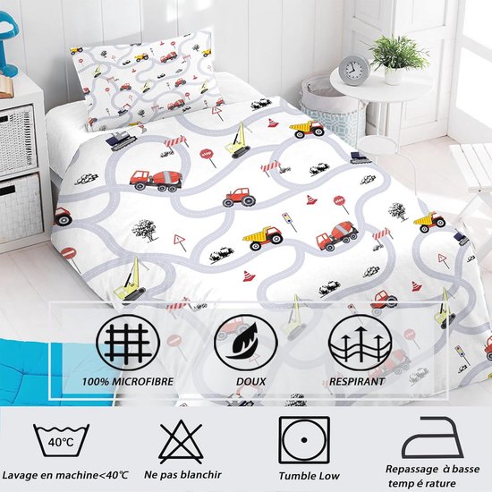 Kinderbed met dekbedovertrek met bouwvoertuigen en productinformatie.