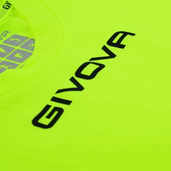 Detail van een felgroen Givova sportshirt met logo.