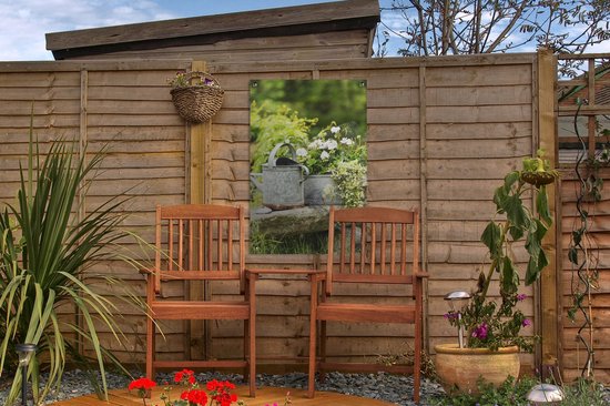 Fleurs à côté d'un arrosoir 40x60 cm