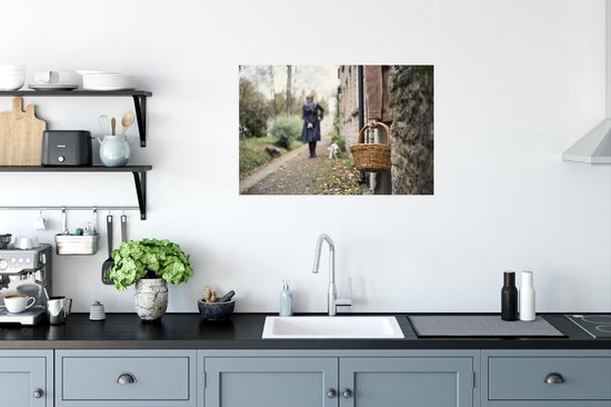 Kijken naar de hond vanuit de deuropening poster papier 90x60 cm - Foto print op Poster (wanddecoratie woonkamer / slaapkamer) / Wilde dieren Poster