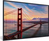 Fotolijst incl. Poster - Kleurrijke zonsondergang boven de Golden Gate Bridge in San Francisco - 120x80 cm - Posterlijst