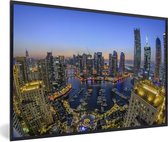 Fotolijst incl. Poster - De skyline van de Dubai Marina in de schemering - 90x60 cm - Posterlijst