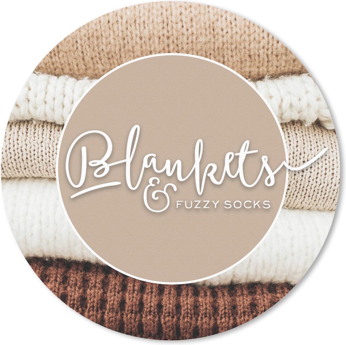 Muismat Quotes voor thuis - Quote voor thuis 'Blankets and fuzzy socks' tegen een achtergrond met wollen truien Muismat rond - 20x20 cm - Muismat met foto