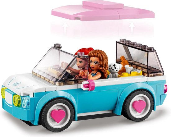 Twee LEGO Friends poppen rijden in een witte en turquoise cabriolet met roze hartvelgen. Een roze dak is bevestigd.