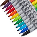Rij met Sharpie permanente stiften in kleuren: bruin, paars, rood, oranje, geel, groen, cyaan, blauw, zwart.