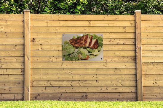Tuinposter 90x60 cm - Tuindecoratie Close-up van een caesar salade met gegrilde kip - Poster voor in de tuin - Buiten decoratie - Schutting tuinschilderij - Tuindoek muurdecoratie - Wanddecoratie balkondoek