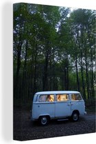 Famille dans un van Volkswagen dans la forêt 60x80 cm - Tirage photo sur toile (Décoration murale salon / chambre)