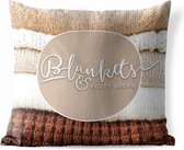 Buitenkussens - Tuin - Quote voor thuis 'Blankets and fuzzy socks' tegen een achtergrond met wollen truien - 45x45 cm
