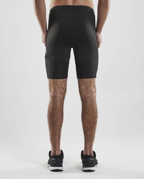 Man, achterkant, zwart kort sportbroekje met mesh inzetstukken op de dijen.