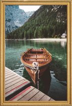 JUNIQE - Poster met houten lijst Boot op meer in Dolomieten -30x45